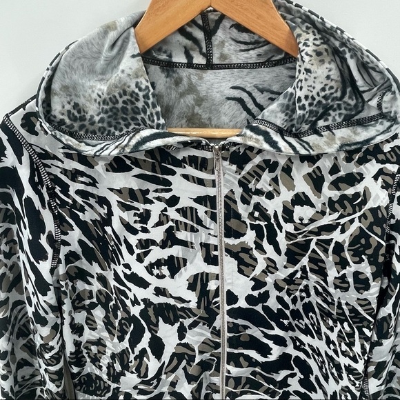 Sno Skins Cheetah Print Full Zip with Hood Size Medium - Picture 2 of 6